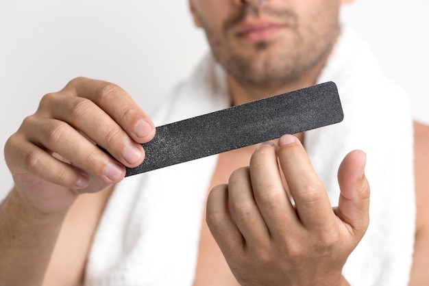 Free photo close-up of man's hand polishing his nail with fine