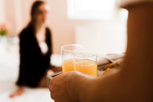 Foto gratuita uomo del primo piano che serve prima colazione alla giovane donna