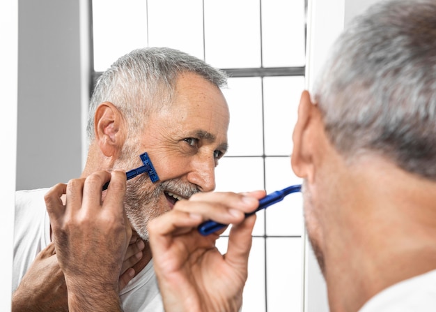 Free photo close-up man shaving