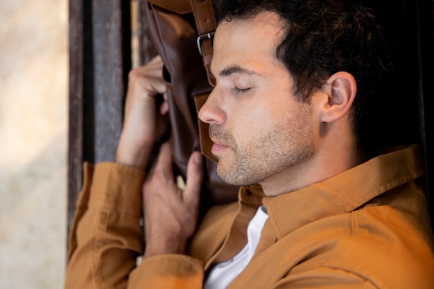 Primo piano uomo che dorme