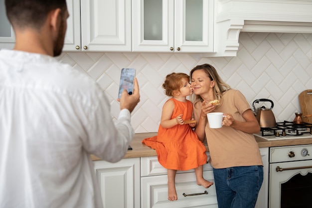 Foto gratuita primo piano uomo che scatta foto di famiglia