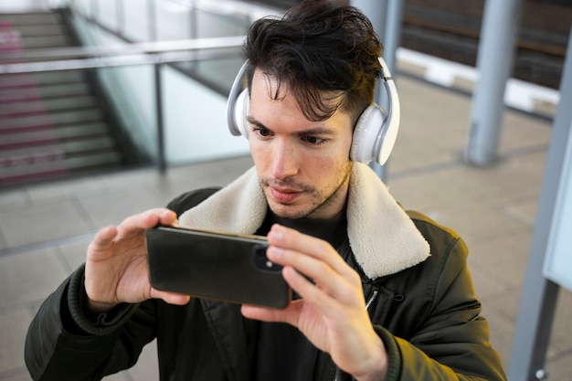 Uomo ravvicinato che scatta foto con il telefono