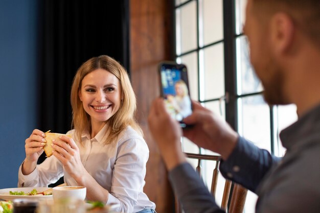 女性の写真を撮る男性をクローズアップ