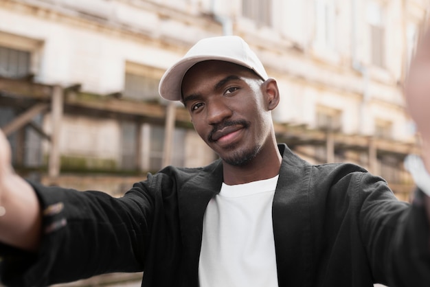 Foto gratuita uomo ravvicinato che si fa selfie