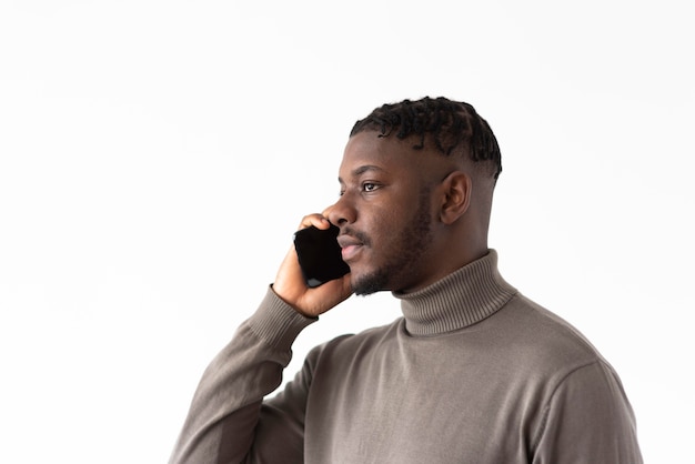 Free photo close up man talking on phone