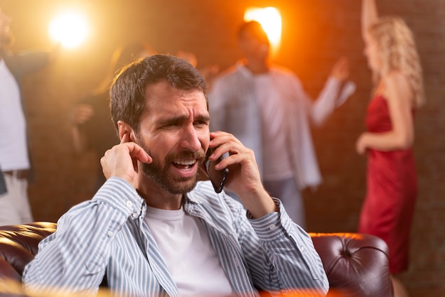 Foto gratuita primo piano uomo che parla al telefono