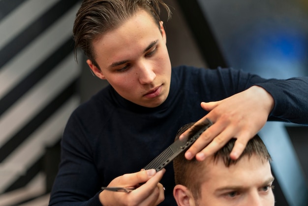 Free photo close up man using comb