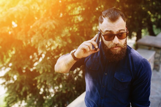 Free photo close-up of man using his smartphone