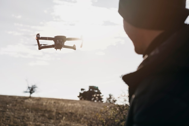 Foto gratuita uomo del primo piano che guarda drone