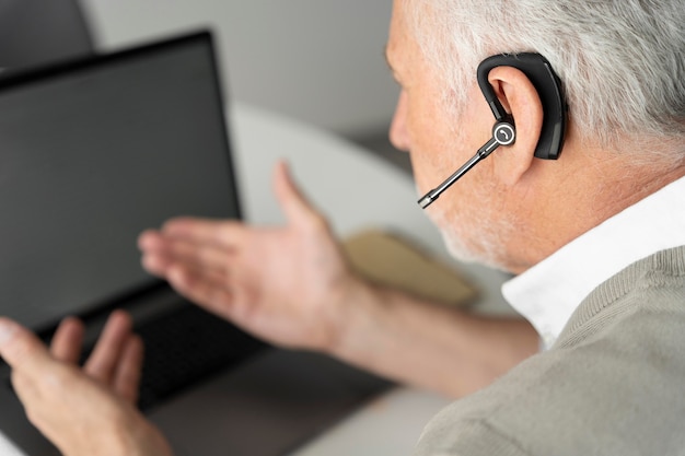 Free photo close up man wearing earphone