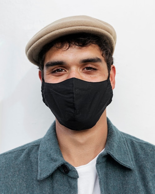 Free photo close up man wearing face mask