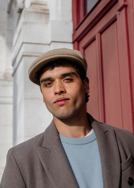 Free photo close up man wearing hat