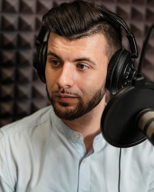 Free photo close-up man wearing headphones