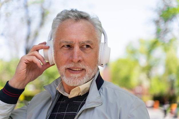 Free photo close up man wearing headphones