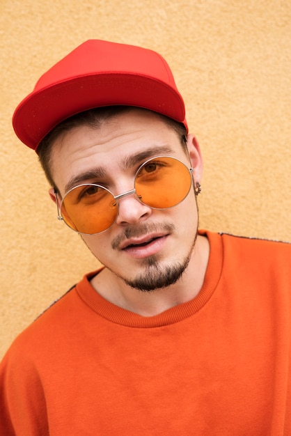 Free photo close-up of man wearing orange