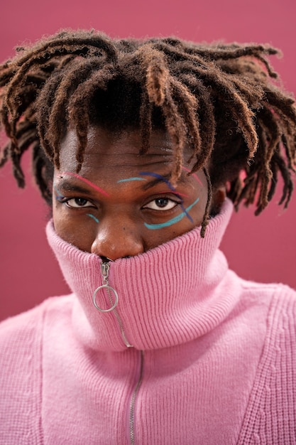 Free photo close up man wearing pink top