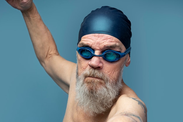 Foto gratuita primo piano uomo che indossa attrezzatura da nuoto