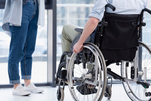 Макро человек в инвалидной коляске