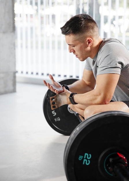 Free photo close-up man with dumbbells