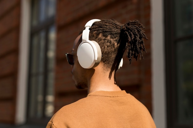 Free photo close up man with headphones