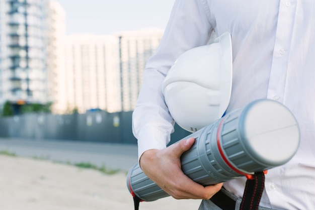 Free photo close-up man with helmet outdoors