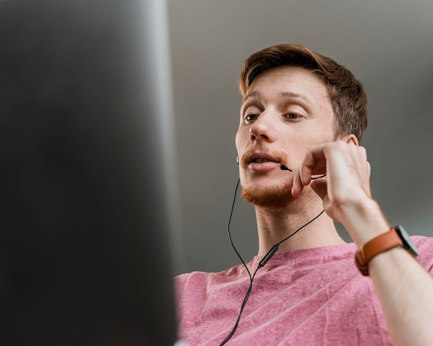 マイクを持ったクローズアップの男