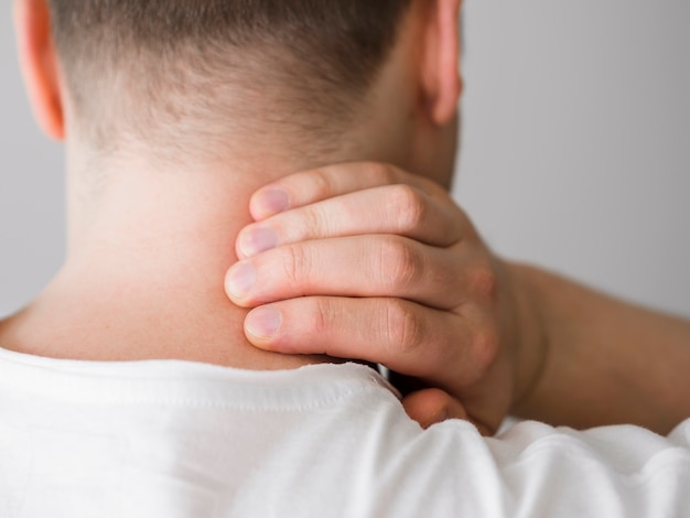 Free photo close-up man with neck pain