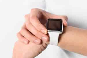 Foto gratuita close-up uomo con smartwatch