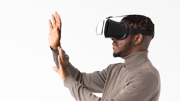 Free photo close up man with vr glasses