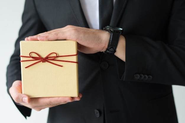 Free photo close-up of man with wristwatch holding gift box