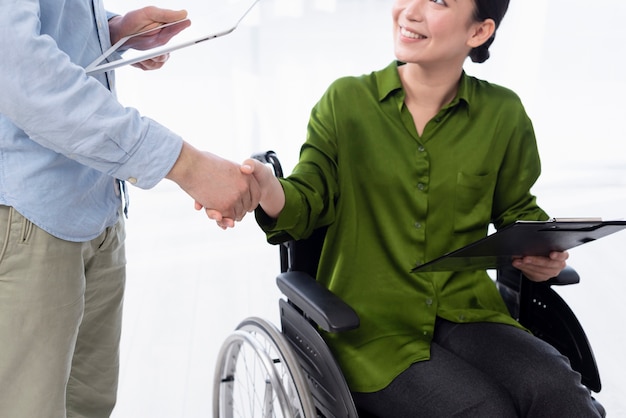 Free photo close-up man and woman shaking hands