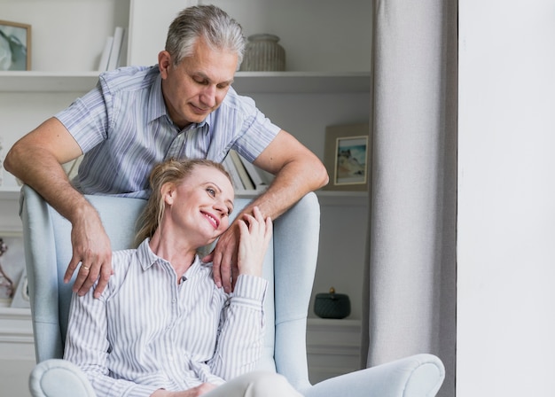 Foto gratuita primo piano uomo e donna su un divano