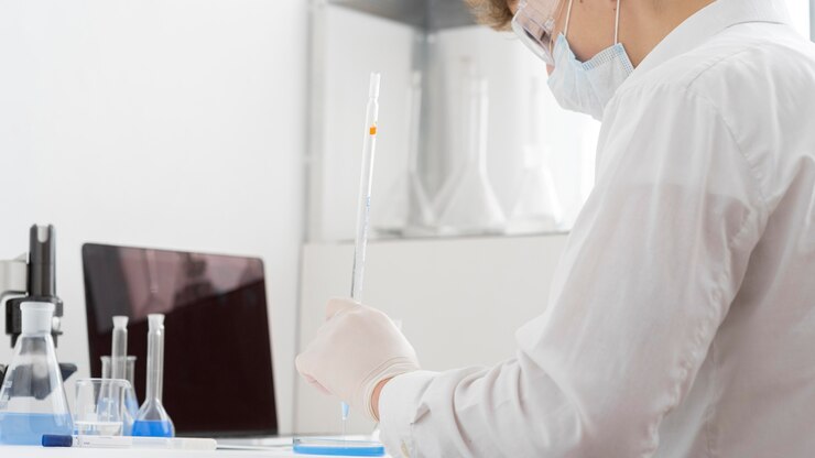 Free Photo close-up man working in lab