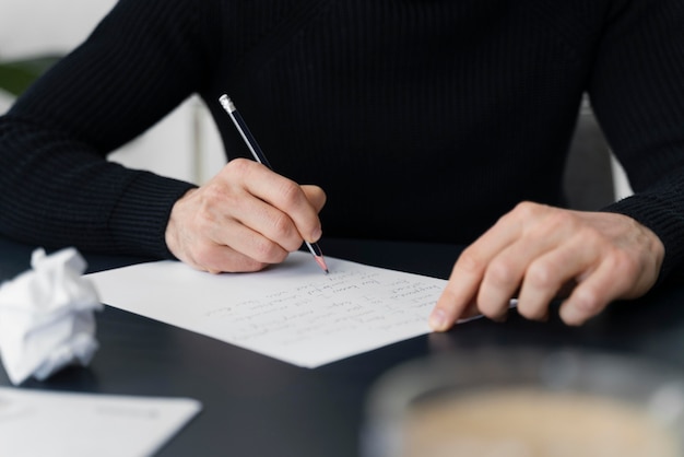 Foto gratuita chiuda sulla lettera di scrittura dell'uomo