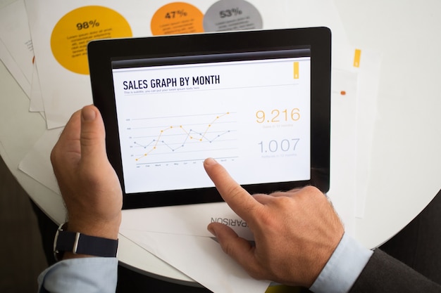 Foto gratuita close-up di manager che lavora con i dati del rapporto