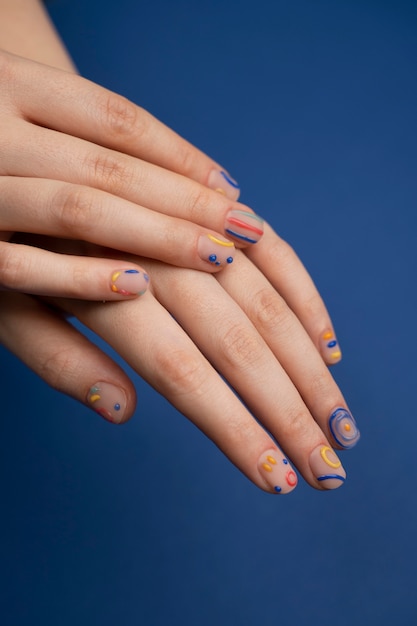 Foto gratuita primo piano manicure e sfondo blu