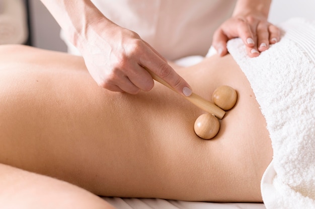 Close-up masseuse using instrument