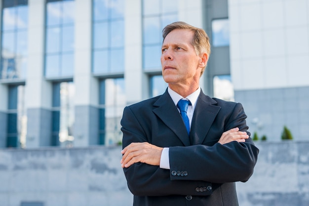 Free photo close-up of a mature businessman with crossed arms