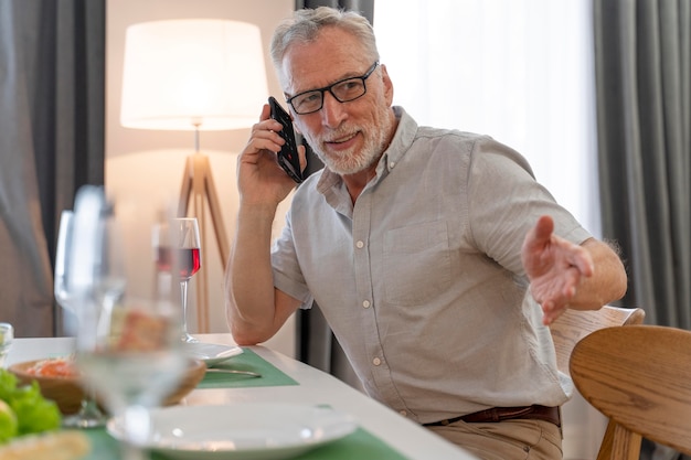 Free photo close up on mature man preparing dinner for family