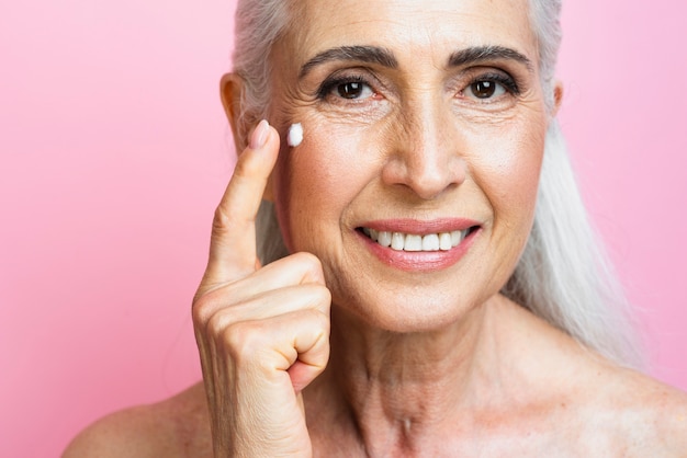 Free photo close-up mature woman smiling