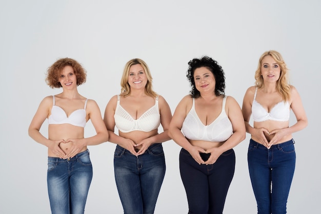 Primo piano su donne mature che indossano jeans