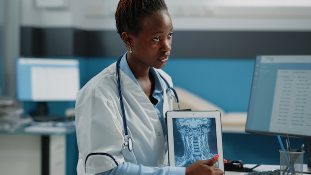 Free photo close up of medic pointing at tablet display with radiography