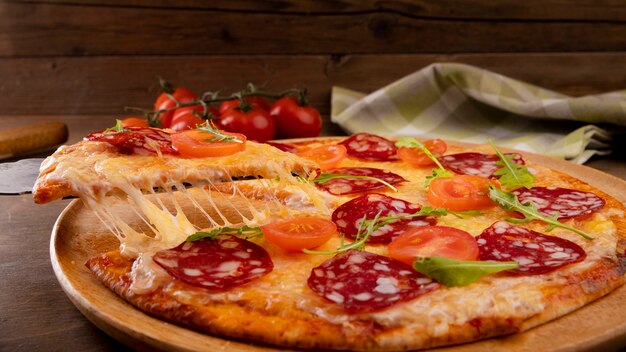 Крупный план плавленого сыра на пицце