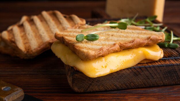 サンドイッチの溶けたチーズのクローズアップ