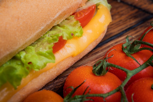 Primo piano sul formaggio fuso nel panino