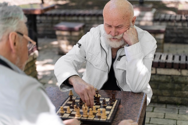 Free photo close up men playing chess