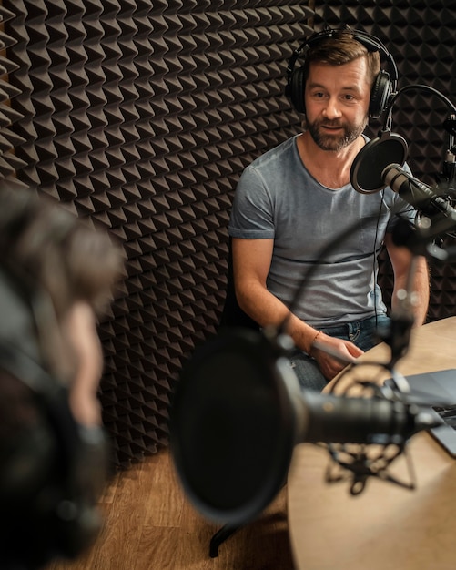 Free photo close-up men at radio station