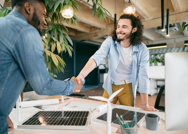 Free photo close up men shaking hands