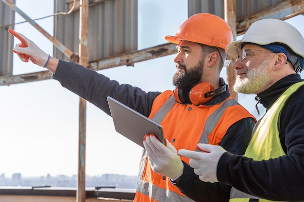 Foto gratuita chiudere gli uomini al lavoro con il computer portatile