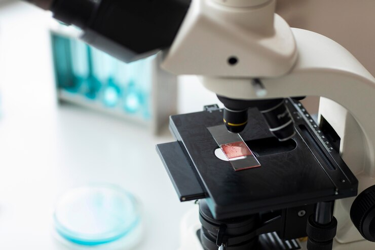 Free Photo close up microscope and glass slide